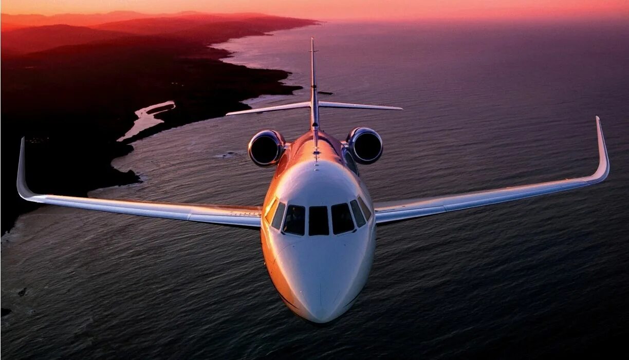 Самолет бизнес джет. Gulfstream iv-sp. Чартерный самолет. Самолеты бизнес авиации. Бизнесмен в самолете.