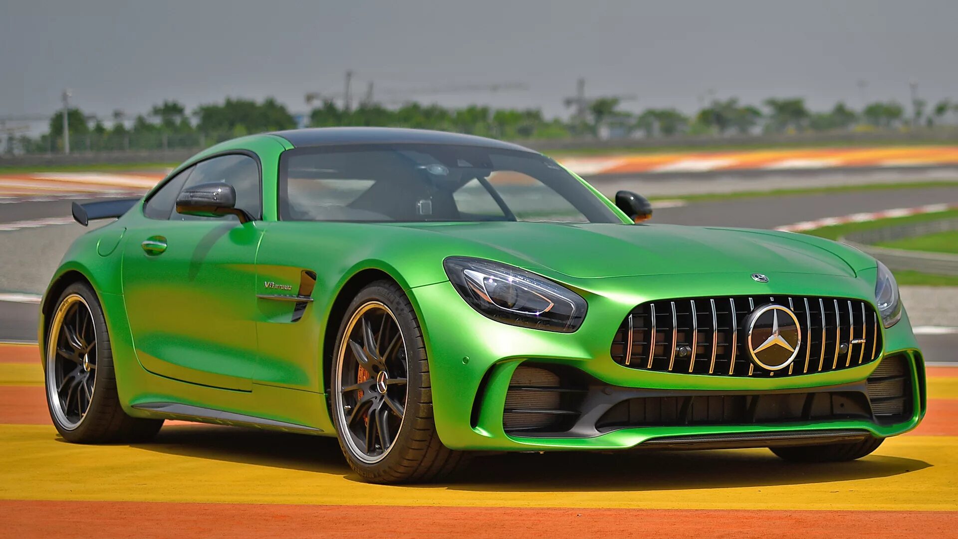 Mercedes gt 2017. Mercedes-amg gt r 2017. Mercedes benz amg gt 2017. Mercedes gt 2017. Мерседес амг gt s 2017.