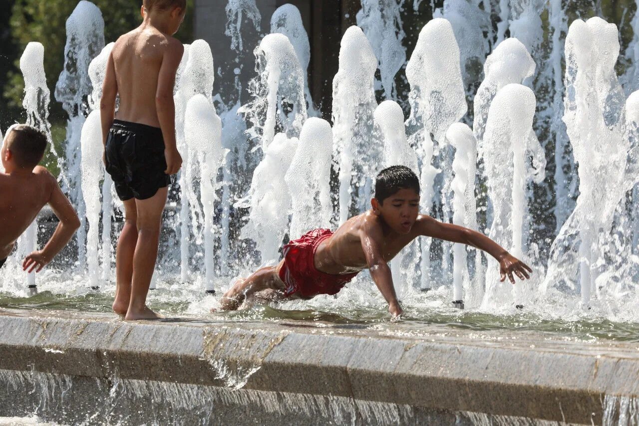 Купаться в фонтане. Дети фонтан жара. Дети купаются в фонтане. Купание в фонтане в жару. Жара купаться