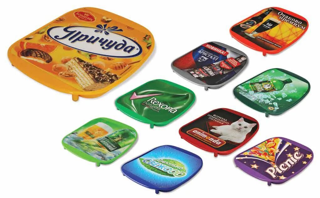 Рука протягивает деньги. Монетница для денег. Кейс с деньгами. Деньги на тарелке. Деньги в кассе.