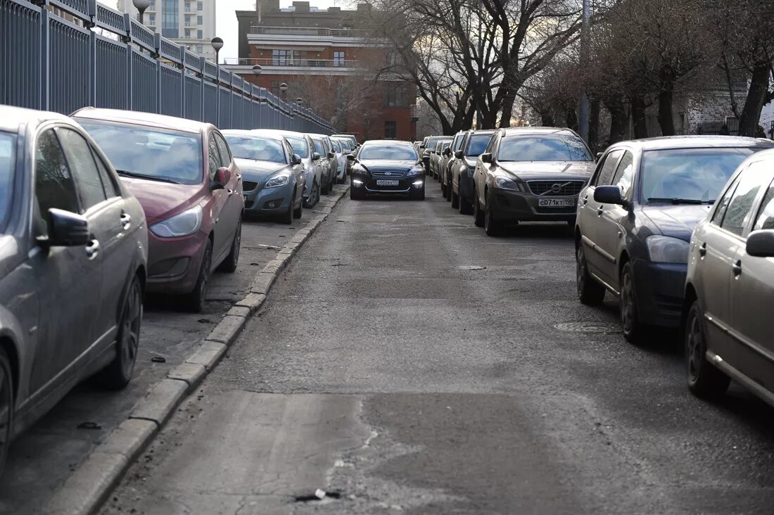 Автомобиль едет по дороге проезжая 15 метров. Стоянка автомобиля на тротуаре. Дорога с припаркованным автомобилем. Тротуар парковка машины. Автомобили припаркованные на тротуарах.