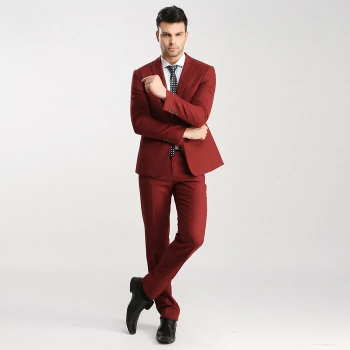 Красная мужская форма. Деловой костюм мужской. Мужчина в деловом костюме. Стильный мужчина в костюме. Мужчина в Красном костюме.