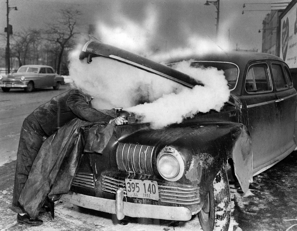 Кипит двигатель причины. Автомобиль закипел. Машина закипела. Машина перегрелась. Закипела машина зимой.