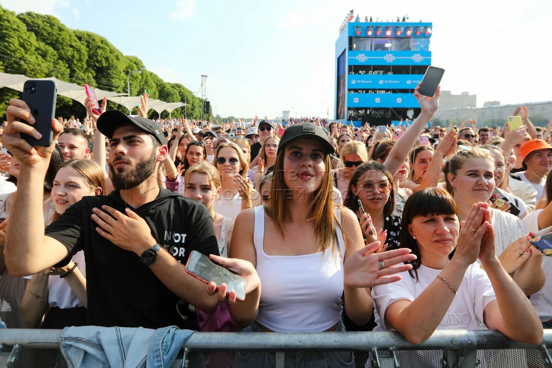 Vk fest 2024 купить билет. ВК фест Москва парк Горького. Парк Горького фестиваль фест. ВК фест 2022 парк Горького. ВК фест в парке Горького.