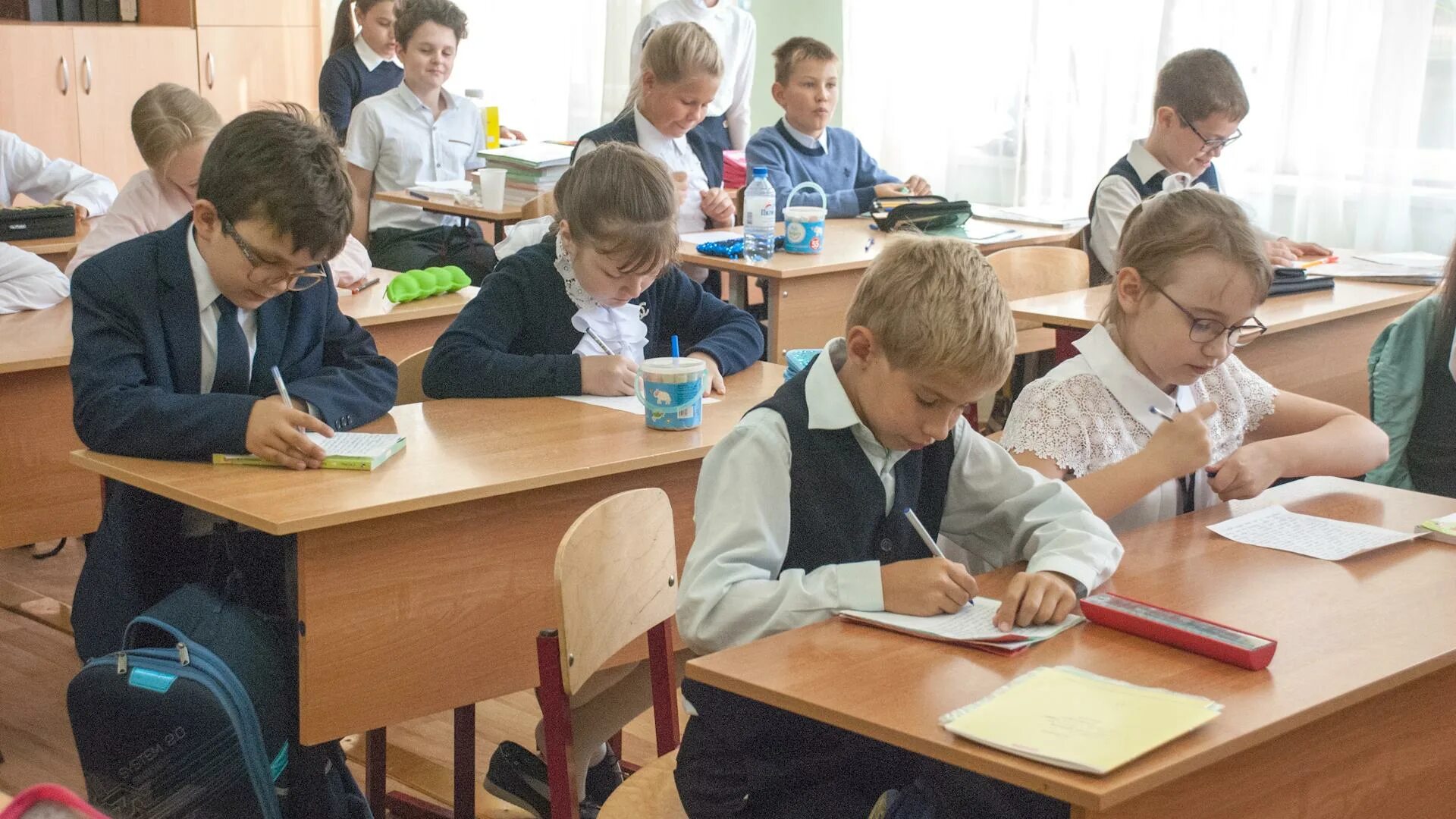 Классы в российских школах. Российские школы рекомендуют. Российская школа. Школьная форма москва школа коммунарка. Д чечулино новгородская область.