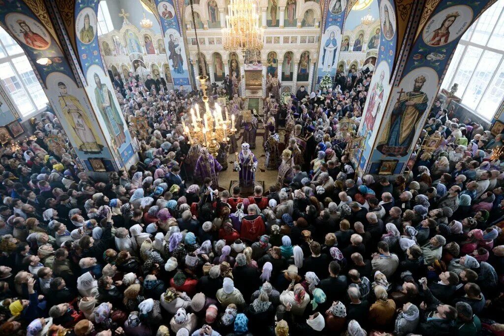 Православные прихожане. Верующие в храме. Толпа людей в церкви. Люди в церкви.