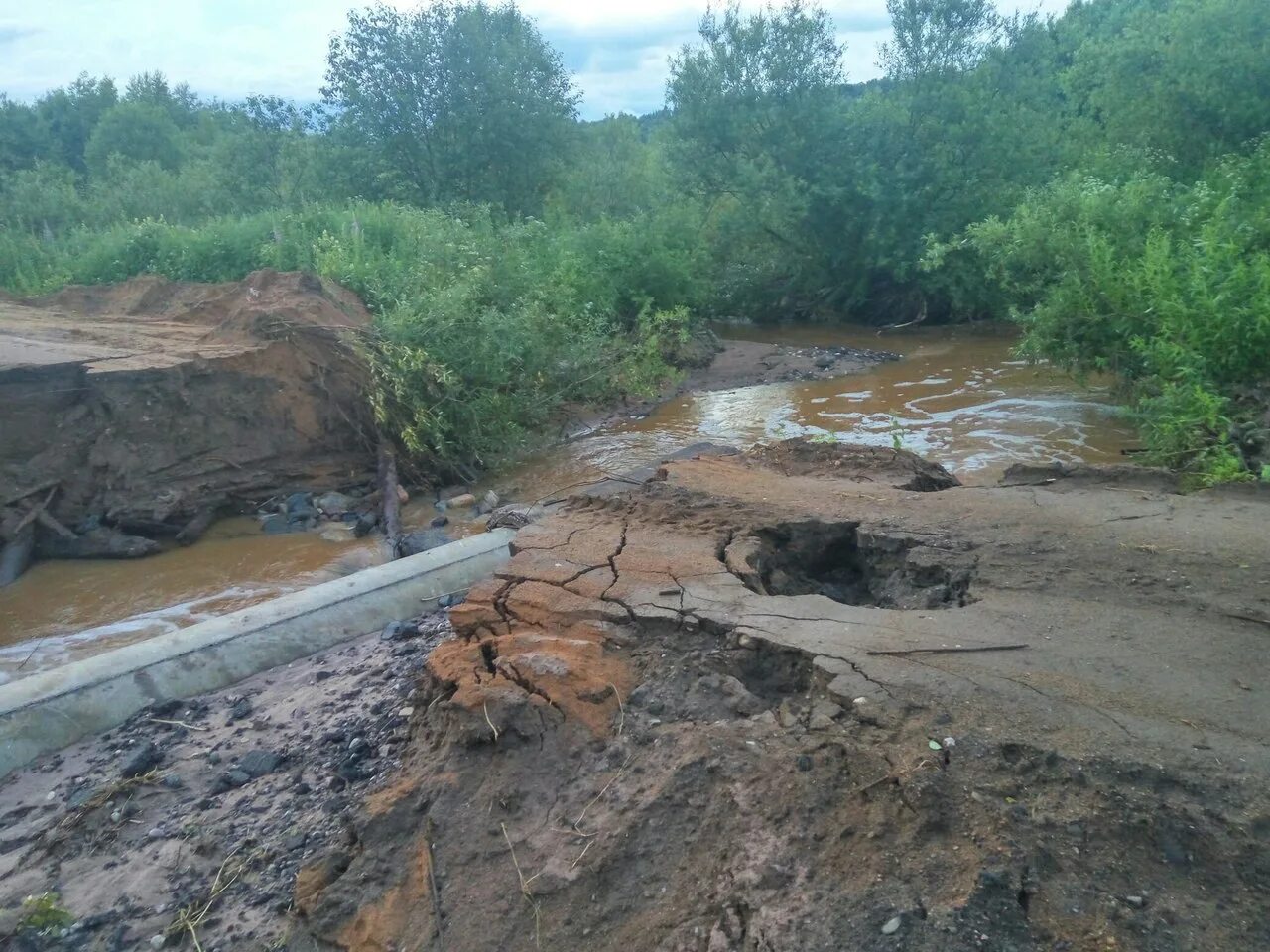 Размыло путь. Размыв трассы Любытино - Боровичи. Размыв дороги в Любытинском районе. Размыв дорог. Потоп в Новгородской области.