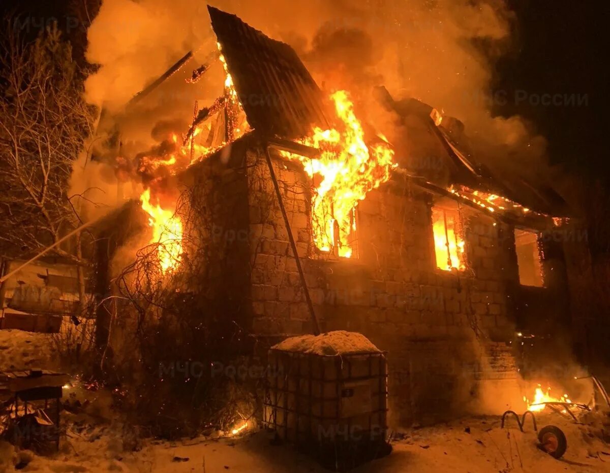 Горит ермолино. Пожар в ермолино калужской области. пожар боровский район калужской обл. пожары в боровске калужской области. сгорел дом в боровском районе.