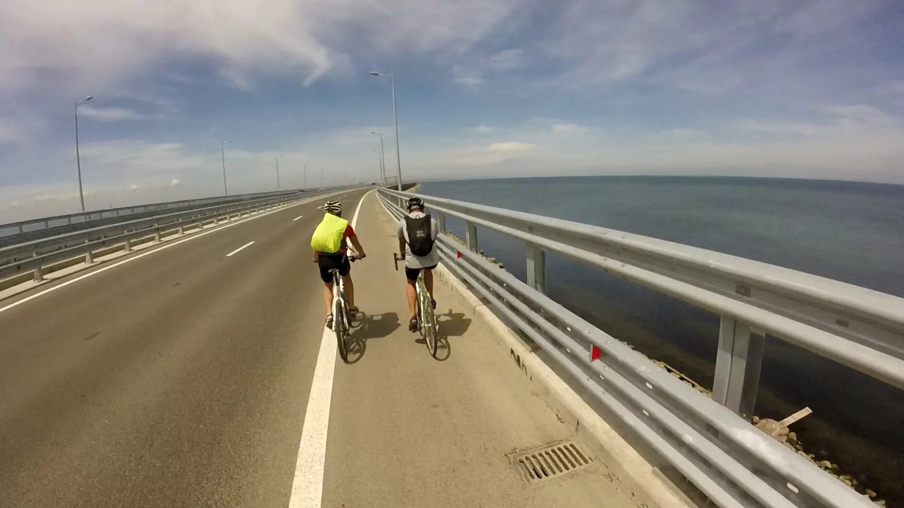 Можно ли проехать. Велосипедист на автомагистрали. Велосипед на автомагистрали. Велосипедные дорожки через мост. Велосипед на мосту.