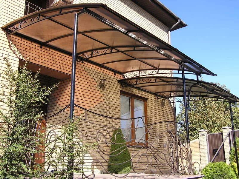 Навес на крыльцо из поликарбоната. Крыльцо с навесом. Козырек из поликарбоната. Навес над крыльцом из поликарбоната. Навес над крыльцом частного дома из поликарбоната.