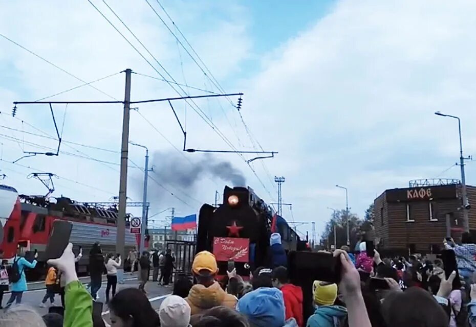 Поезд прибывает на станцию 9 часов. Парад поездов. Вокзал Рязань 1 внутри. Поезд Победы на Киевском вокзале. Поезд памяти.