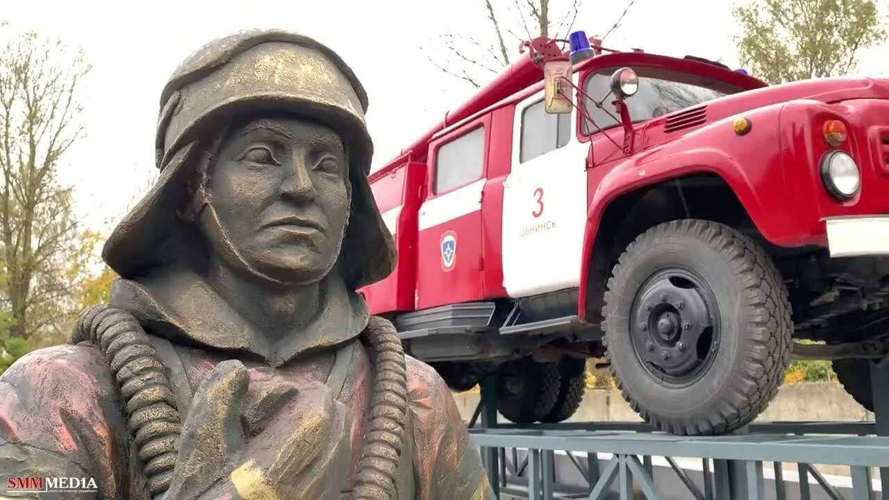 Памятник пожарному автомобилю. Обнинск памятник пожарному. Пожарная машина. Скульптура пожарного.