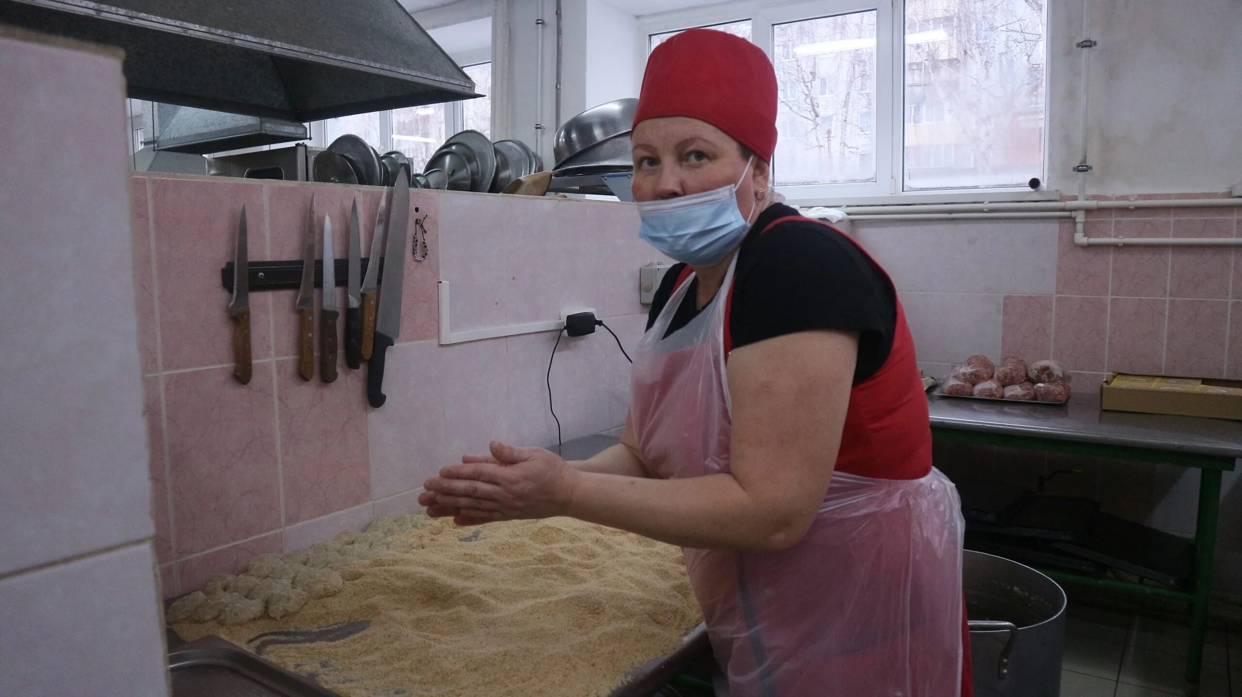Вакансии повара йошкар ола. 24 Школа столовая Йошкар-Ола. Столовая школьник Йошкар-Ола. Повариха в школе. Повариха в столовке в школе.