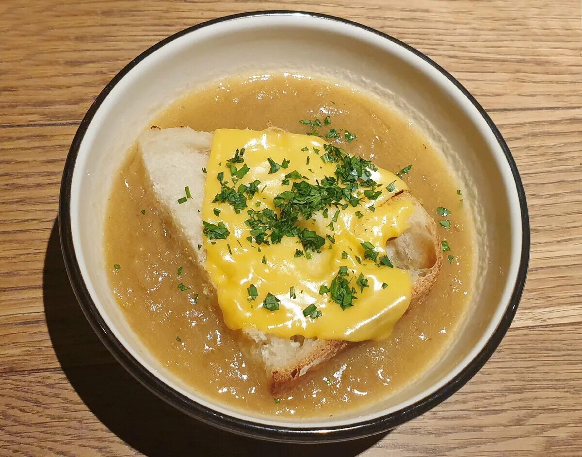 Суп на луковом бульоне. Французская кухня луковый суп. Французский луковый суп. Суп луковый по-парижски. Луковый суп.