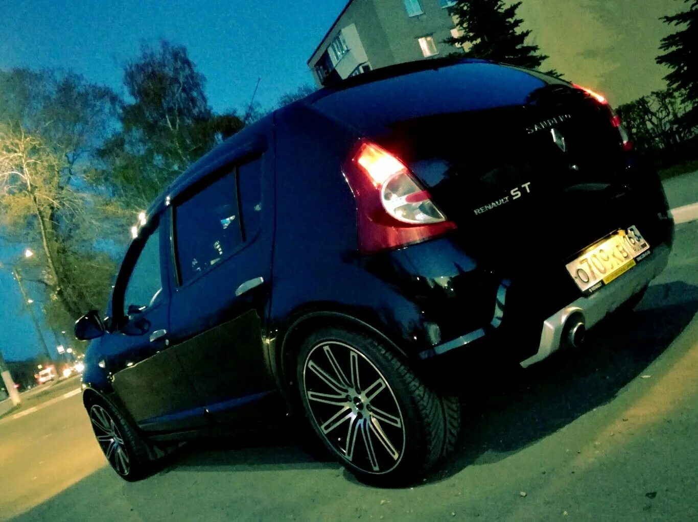 Рено сандеро колеса. Renault sandero 2011. Сандеро степвей 2012. Рено сандеро колеса. Рено сандеро колеса.