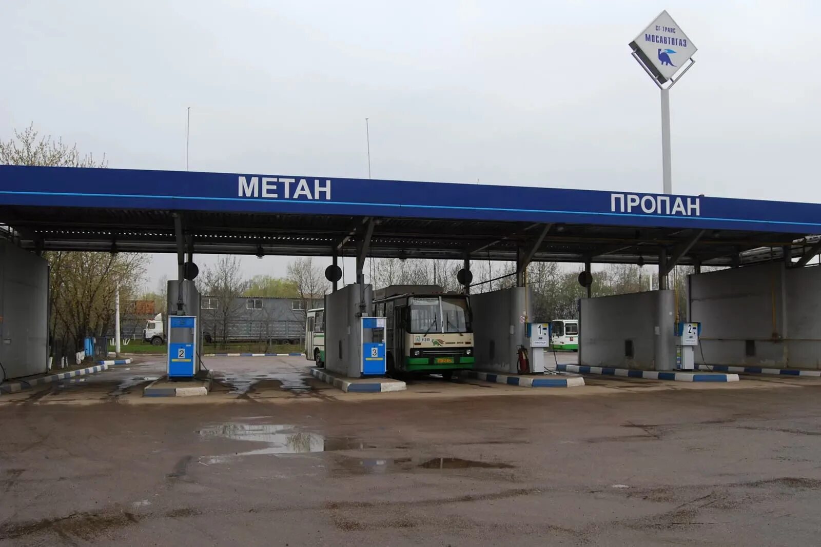 Заправка автомобилей метаном. Газовая заправка. Оборудование для АЗС. Метан пропан АЗС. АГНКС метан.