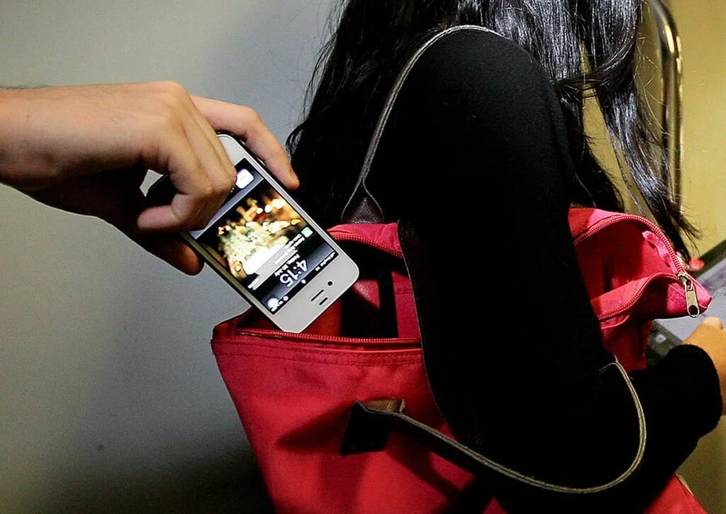 Женская река с телефоном. Профессиональная преступность. Мобильник отобрал. К чему снится кошелек. К чему снится кража вещей.