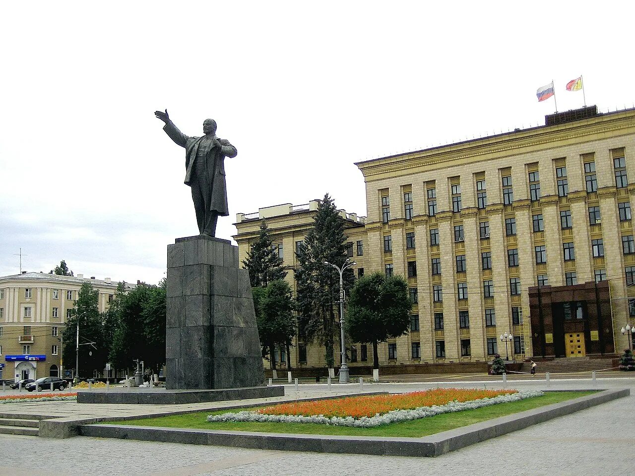 Культурно коротко площадь ленина 6. Город воронеж площадь ленина. Киров театральная площадь памятник ленину. Культурно коротко площадь ленина 6. Площадь ленина воронеж дом на площади.