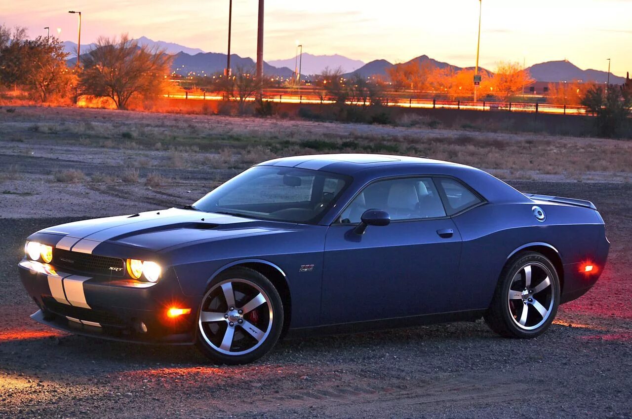 Дочь челленджер. Dodge Challenger srt8 392. Додж Challenger srt8. Dodge Challenger srt8. Dodge Challenger 2009.