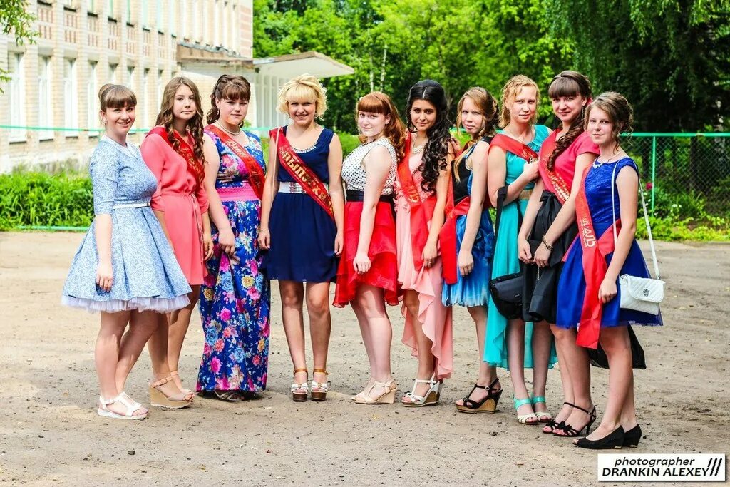 Сколько лет выпускникам 9 класса. Платье на выпускной в школе. образ на выпускной. платье для выпускниц 9 класса.