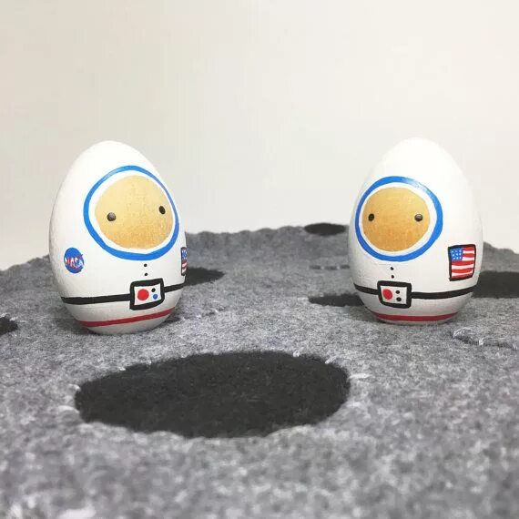 Egg toys. Яйцо космонавт. Яичница космонавт. Игра яйца космонавт. Картина большое яйцо Космонавта.
