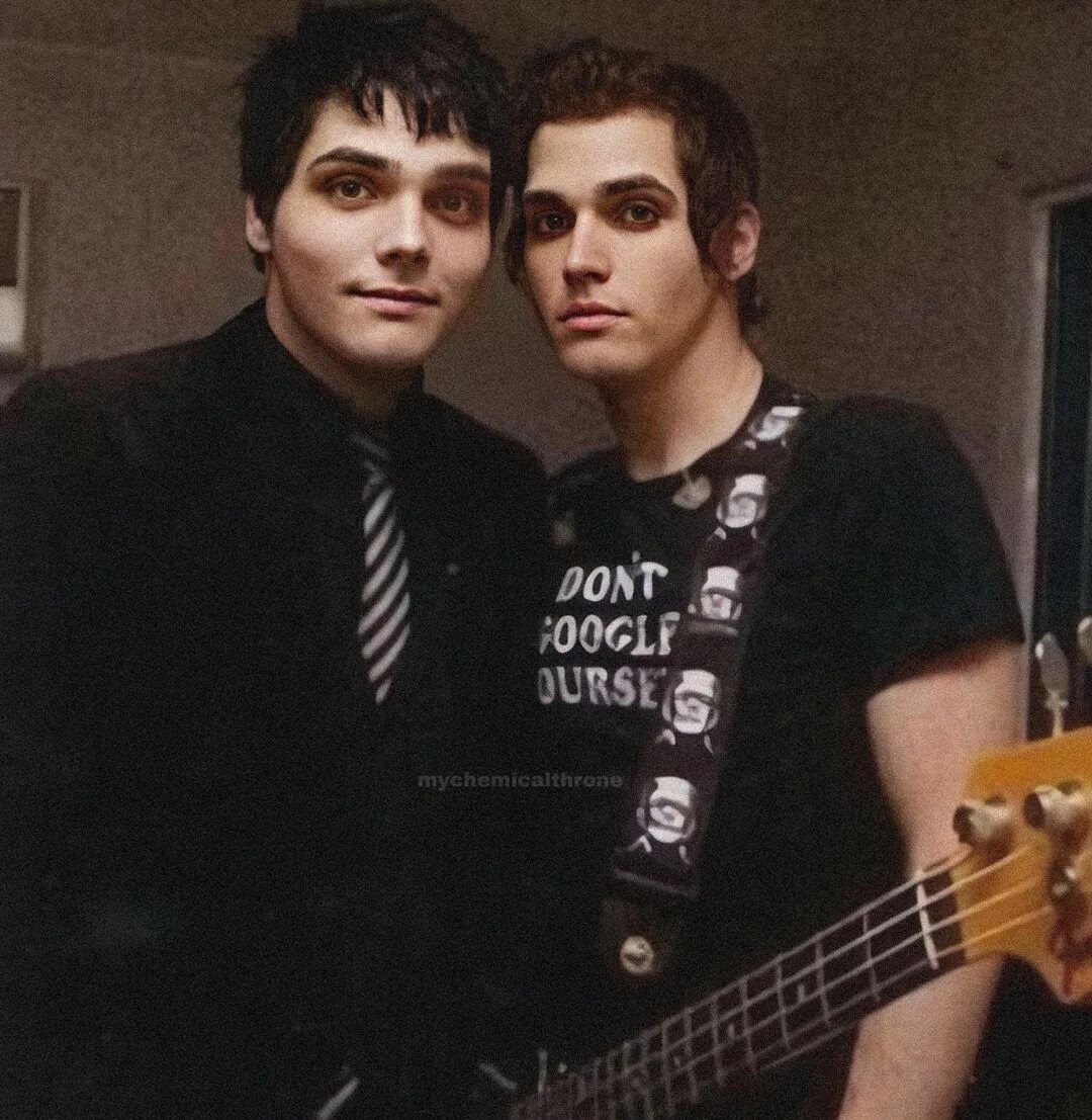 One way bros. Джерард и майки уэй. джерард уэй и майки уэй. gerard way and mikey way. майки и джерард уэй братья.