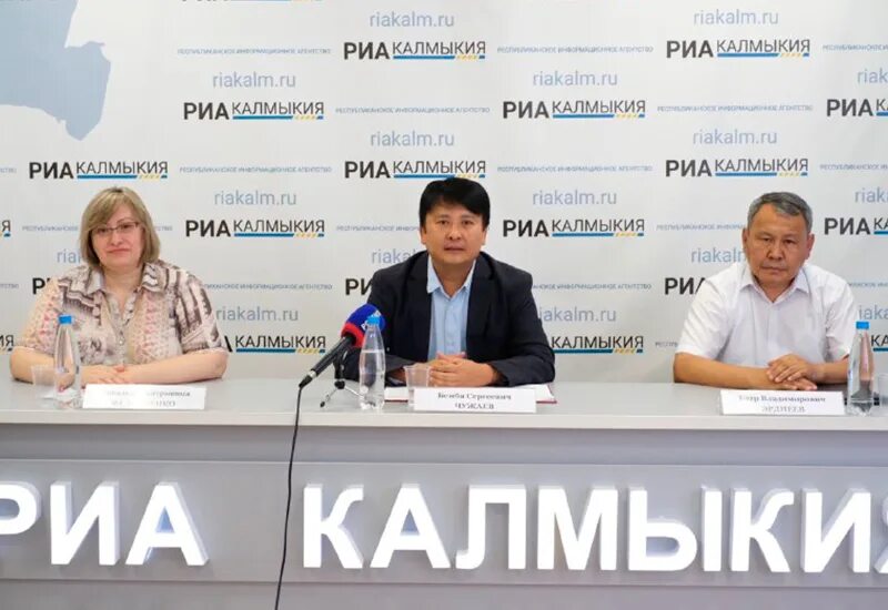 Многонациональный народ калмыкии. Население республики калмыкия на 2022 год. Республика калмыкия карта населения. Калмыкия на карте. Численность населения калмыкии.