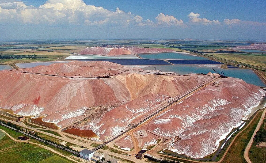 Соляные горы в солигорске. Калийный комбинат солигорск. Солигорск калийные. Калийный комбинат солигорск. Калийный комбинат солигорск.