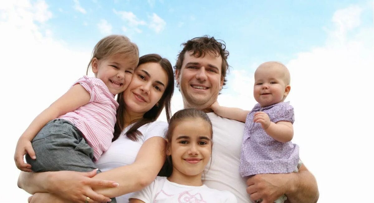 Семья картинки. Воспитание ребенка. Совместные игры с детьми. Многодетные дети. Дети дома с родителями.