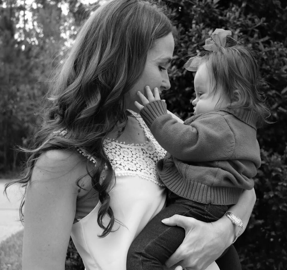 Слушать маму. 15 лет дочке. Красивая мама с дочкой. Девочка с мамой. Женщины разных возрастов.