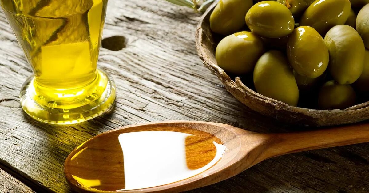 Оливковое масло белок. Оливковое масляный. Abril Pure Olive Oil оливковое масло. De Santis оливковое масло. Обрызганный Olive Oil.