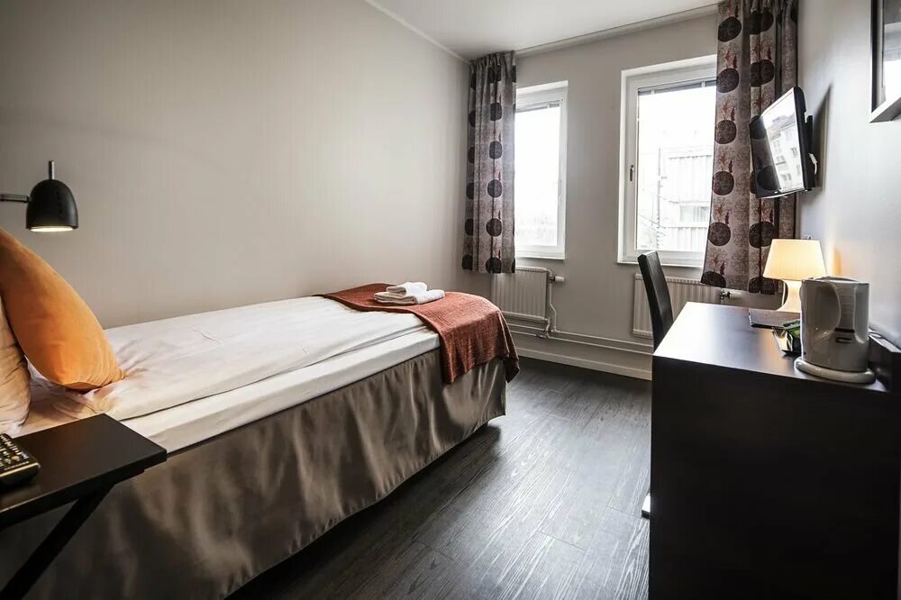 Кисловодск гостиница первый доходный дом. Комната с односпальной кроватью. Марксистская. Гостиница 1 комната. Гостиница 1 комната.