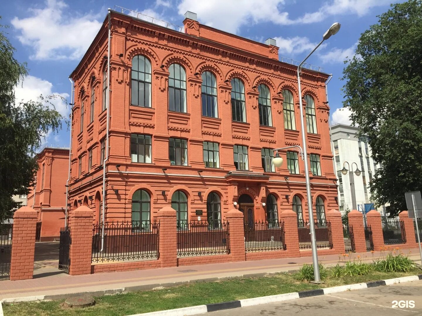 Теперь в здании. Теперь в здании