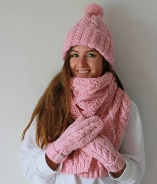 Шарф к бежевому пуховику. Комплект: шапка, бактус. Шапка шарф. Девушка в вязаной шапке. Бледно розовый комплект шапка и шарф зимний.