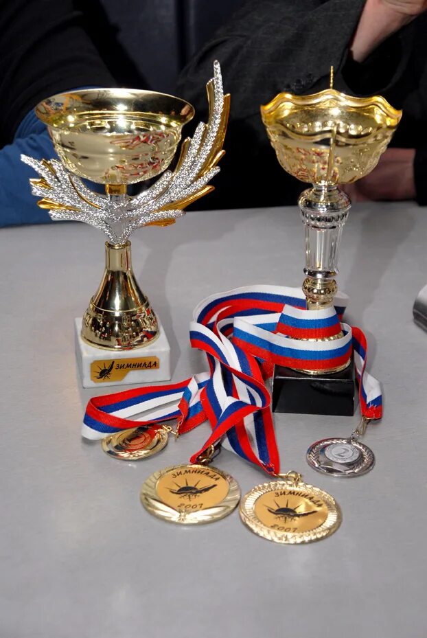 кубок за 1 место. спортивный кубок. первое место по другому. надпись на кубке. красивый кубок.