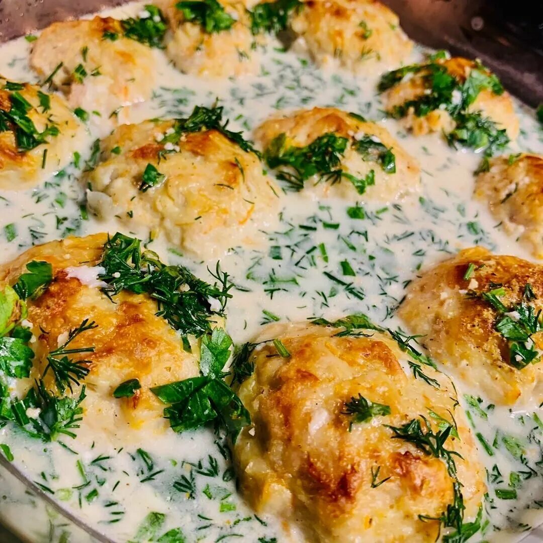 Куриное филе в духовке в сметанном. Куриные биточки в сливочном соусе. котлеты в сливочном соусе. котлеты в соусе в духовке. котлеты в сметанном соусе.