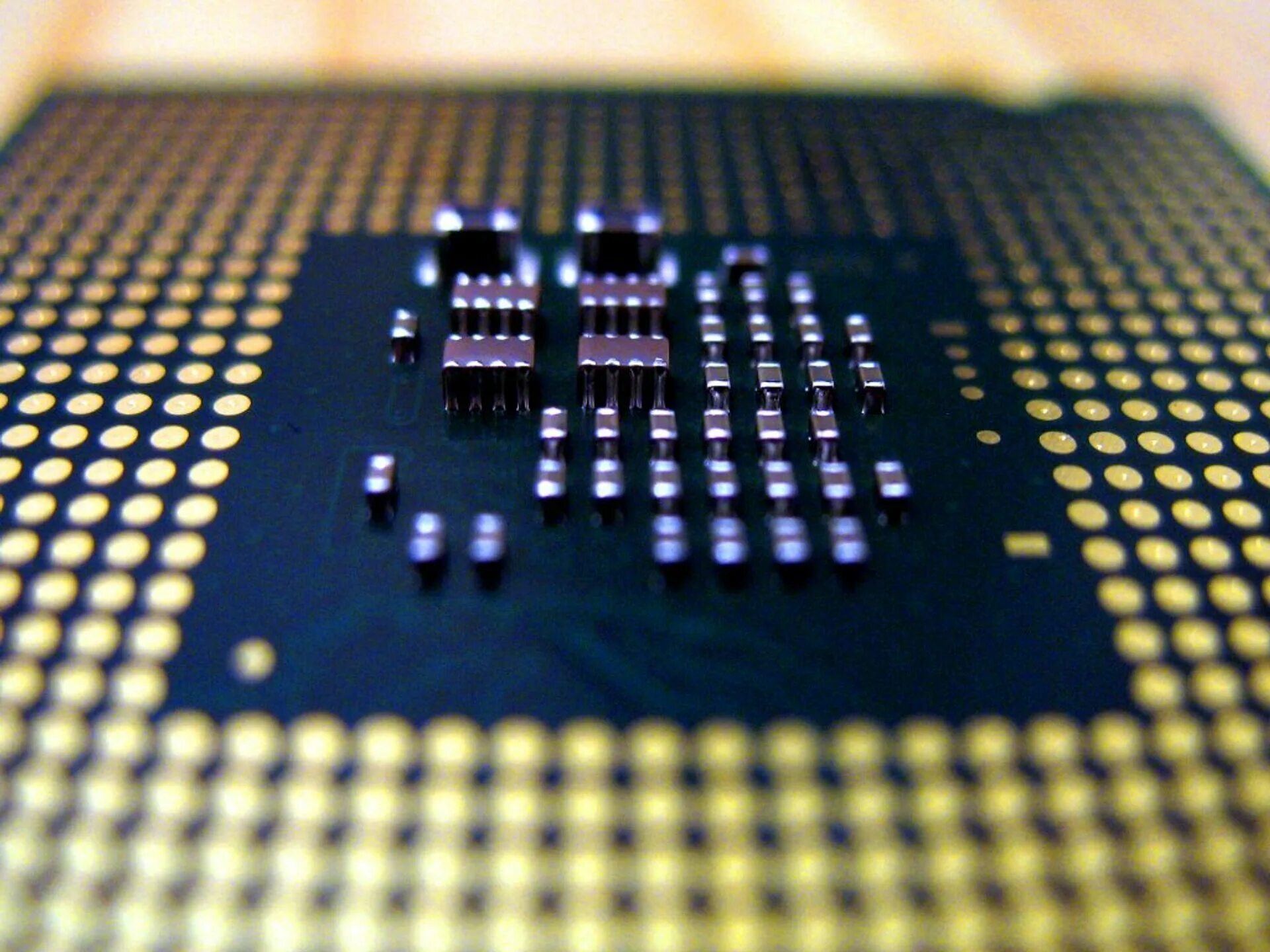 Топовые процессоры 2024. Процессор Loihi. Процессор из транзисторов. Дырка в процессоре. Транзистор в процессоре.