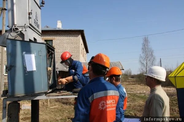 Директор южных электрических сетей 2002 Псковэнерго. Управление Псковэнерго. Электросети Великие Луки. Сайт южных электрических сетей