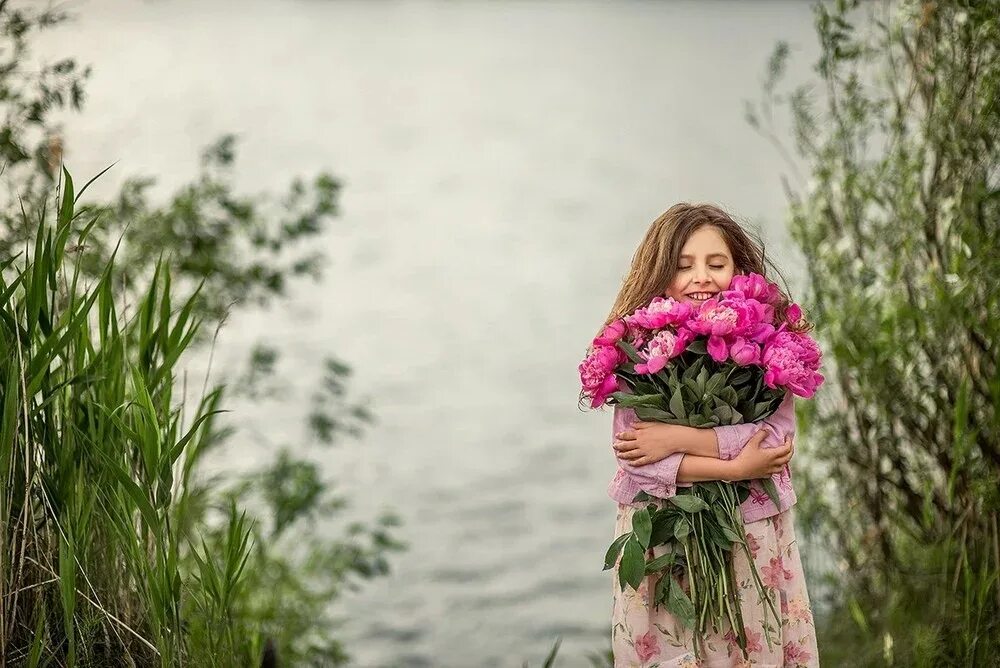 Фотосессия с букетом цветов. Девушка с пионом. Фотосессия с пионами. Фотосессия в цветах. Flowers приват