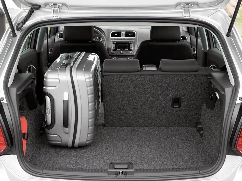 Volkswagen polo 5 хэтчбек багажник. Вместимость фольксваген поло. Поло днр. Поло фольксваген 19 года белый. Вместимость фольксваген поло.
