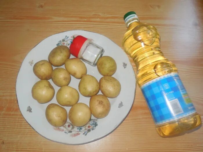 Чипсы домашние из картофеля на сковороде. Чипсы на сковороде из картофеля. домашние чипсы из картошки на сковороде. чипсы в домашних условиях из картошки на сковороде в масле. чипсы на сковородке из картошки из подсолнечного масла.