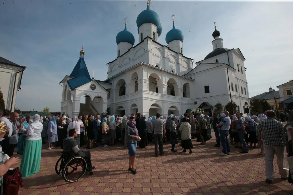 Неупиваемая чаша серпухов мужской. Неупиваемая чаша серпухов мужской. Серпухов монастырь неупиваемая чаша. Неупиваемая чаша серпухов. Икона неупиваемая чаша в серпухове высоцкий монастырь.