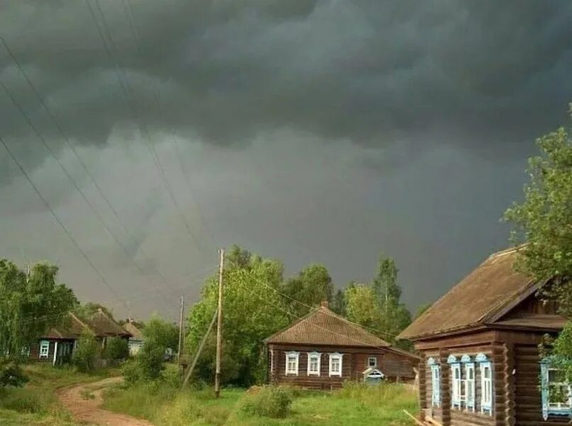 Гроза в деревне. Дождь в деревне. Деревня после дождя. Пасмурно в деревне.