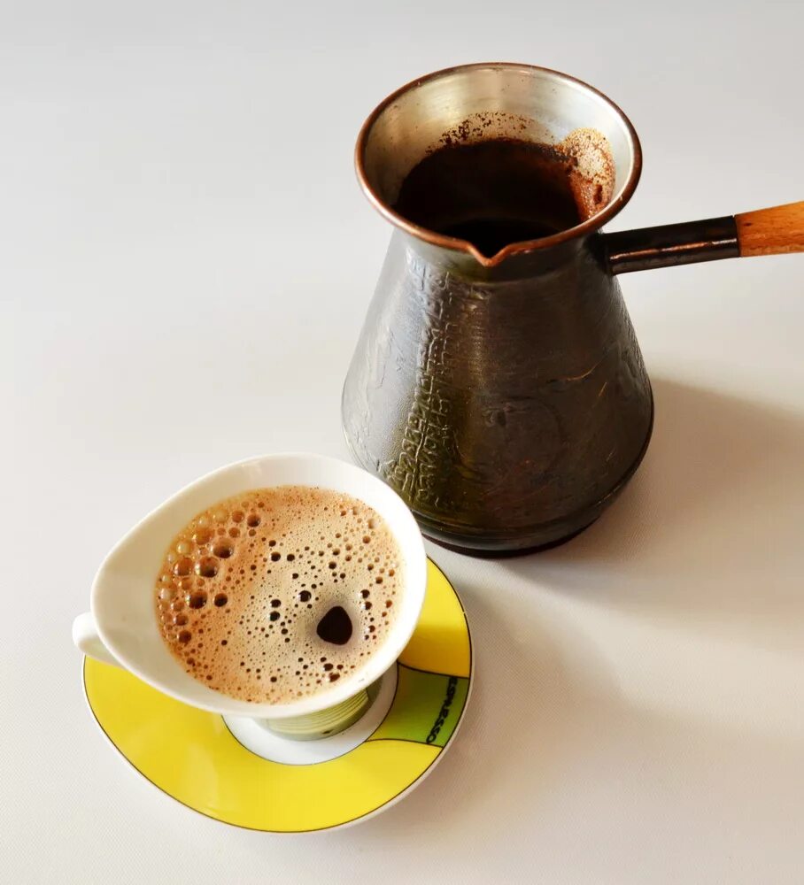 Заварить кофе в домашних условиях. Турка для кофе. Кофе в турке. Джезва для кофе. Кофе для варки в турке.