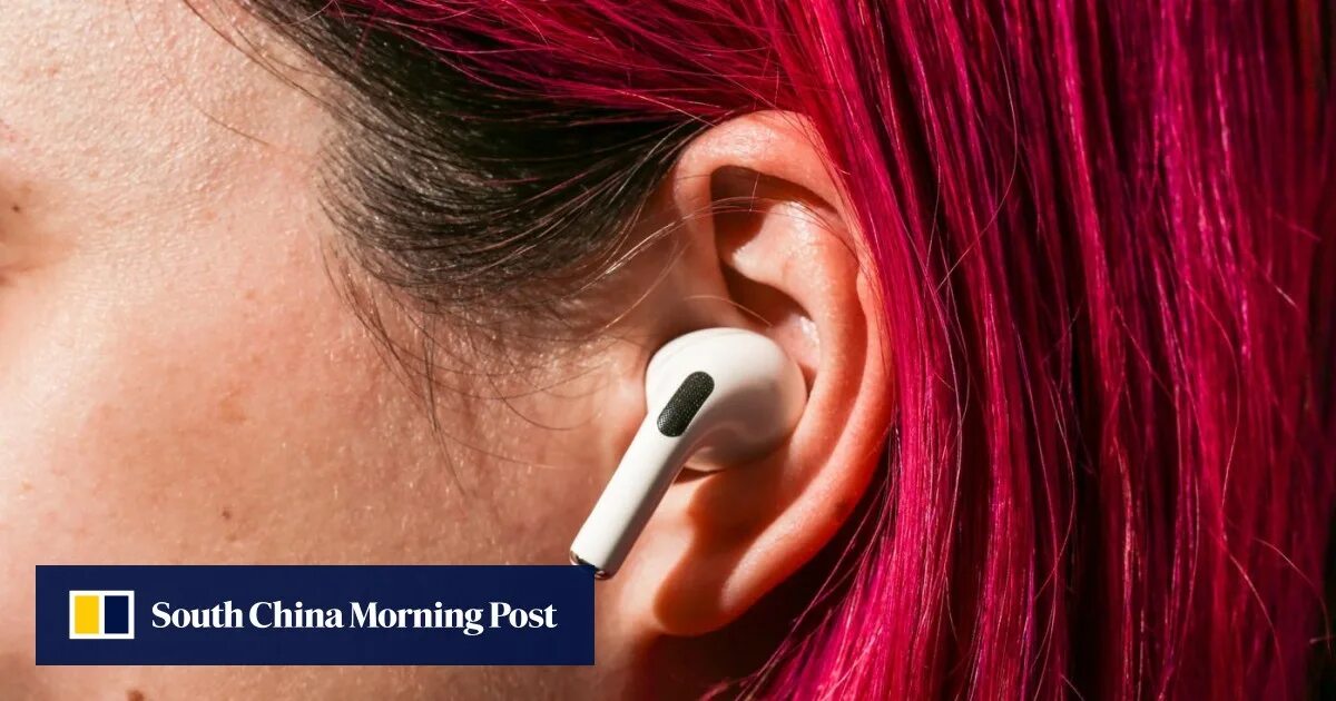 Наушник левый apple airpods 2. Наушники для слабослышащих. Наушники airpods pro без фона. Наушники на человеке. Airpods pro 5.