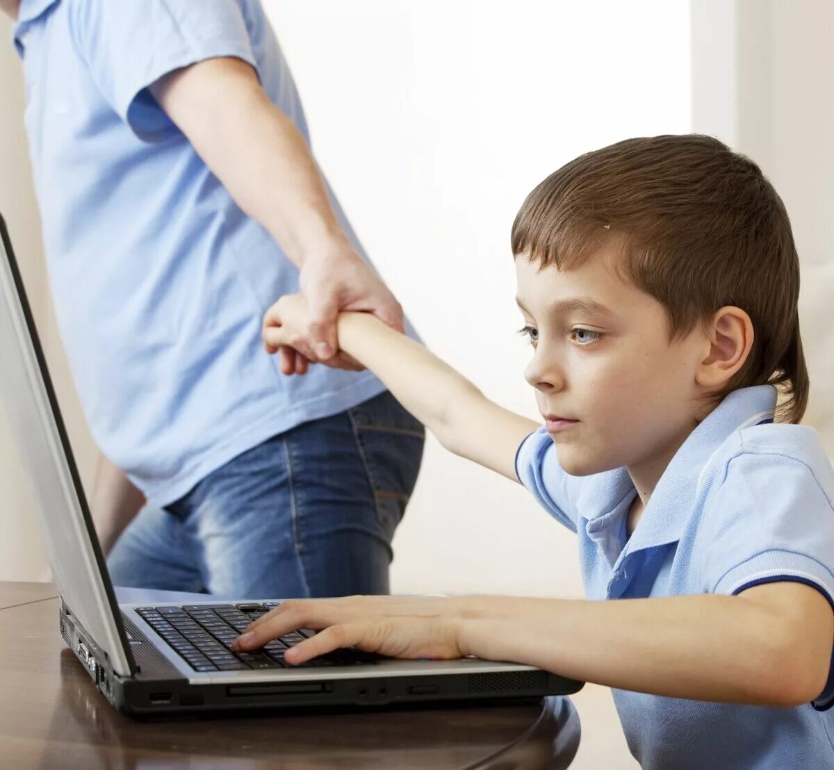 Компьютер для детей. Ребенок за компьютером. Компьютерная зависимость. Детям об интернете. Зависимость игр подростков
