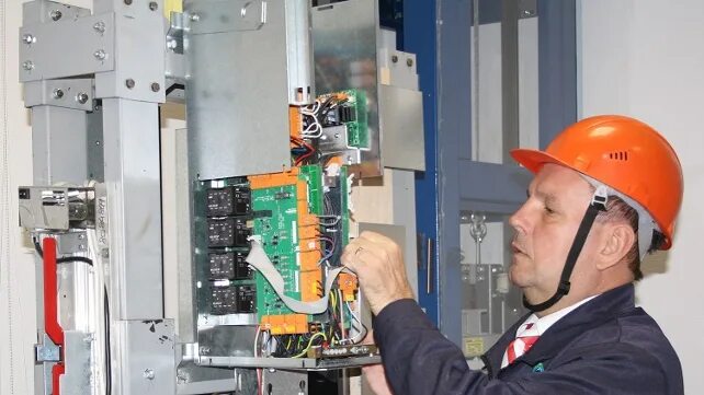 электромеханик. электромеханик лифтов. электромеханик. монтажник оборудования. профессия электромеханик по лифтам.