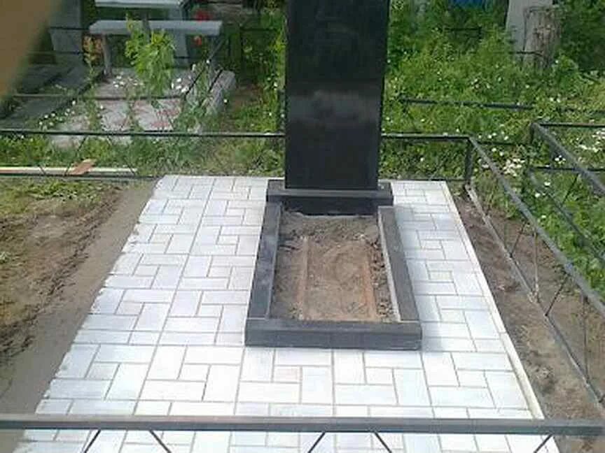 Плитка на могилу. Тротуарная плитка на могилу. Памятник с тротуарной плиткой. Благоустройство могил тротуарной плиткой.