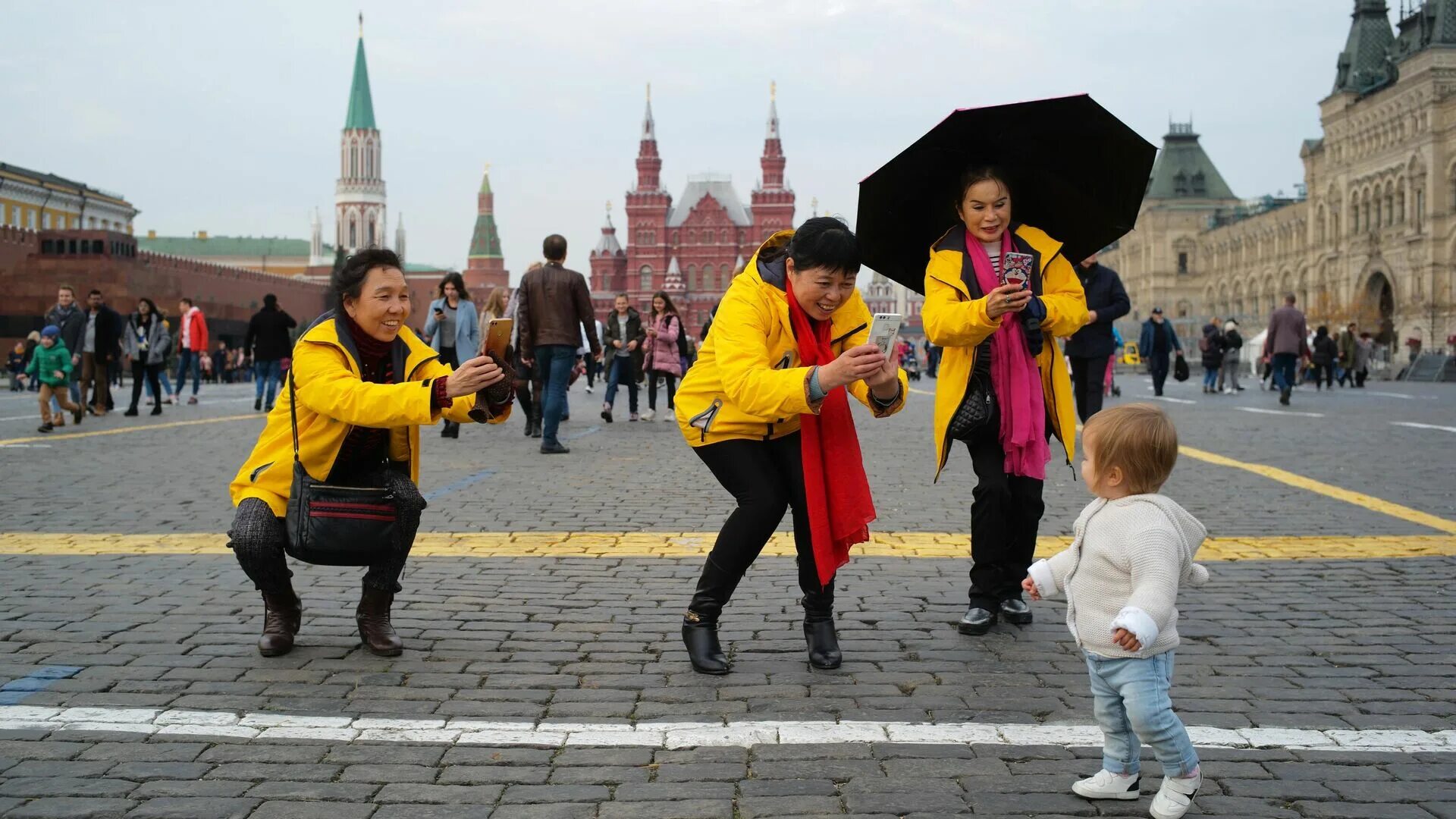 Иностранцы в Москве. Иностранцы на красной площади. Туристы на красной площади. Иностранные туристы в Москве.