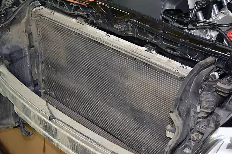 замена радиатора а6 с5. радиатор охлаждения ауди а6 с5. замена радиатора а6 с5. радиатор на ауди а4 б7. радиатор на двигателе ауди а6.
